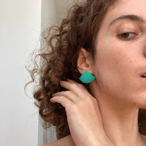 Vintage Fan Post Earrings - Picture 2 of 3